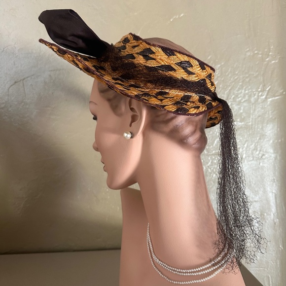FASCINATING 1930s\' BLACK/GOLD STRAW OPEN CROWN WIDE BRIM \